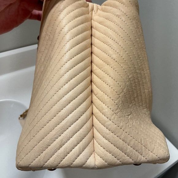 CHANEL vanilla crinkle leather chevron shoulder bag - Picture 3 of 11